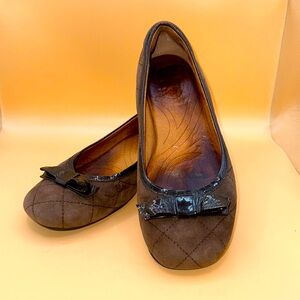 Clark’s full in and out leather loafers, size 6.5